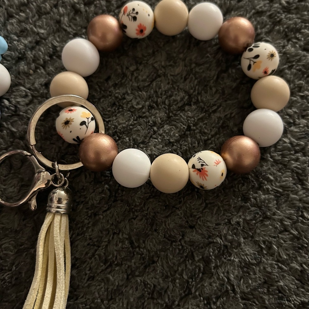 Hand Crafted Floral Cream & Bronze Beaded Keyring Bracelet